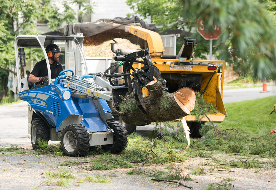 Moving a large log with compact articulated loader